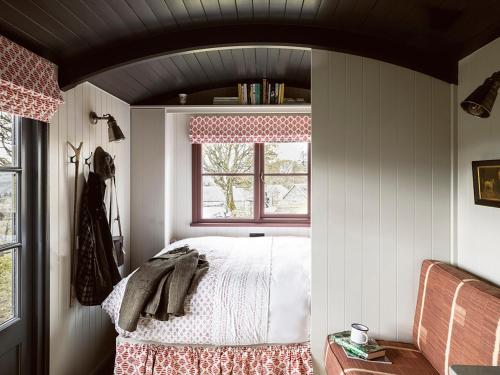 Зовнішній вигляд готелю, Lapwing Shepherds Hut - Uk7631 in Боллінглуй