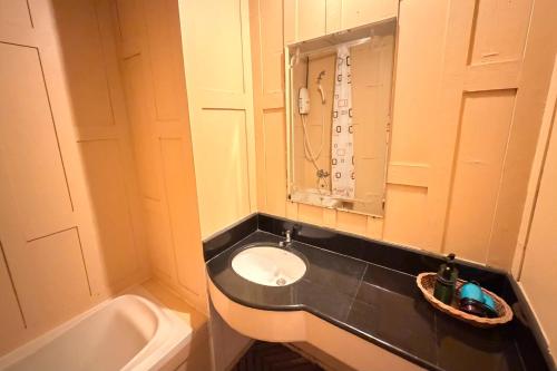 room detail thumbnail 2