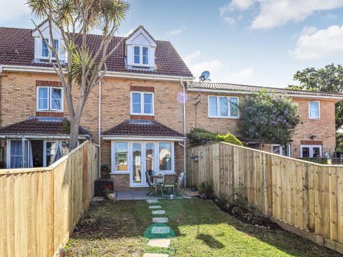 Garden, 28 Anchorage Way in Whippingham and Osborne