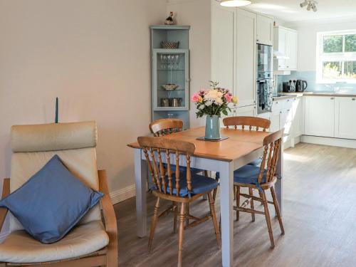 Facilities, 28 Anchorage Way in Whippingham and Osborne