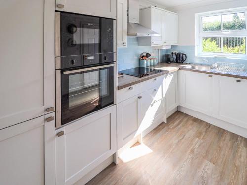 Kitchen, 28 Anchorage Way in Whippingham and Osborne