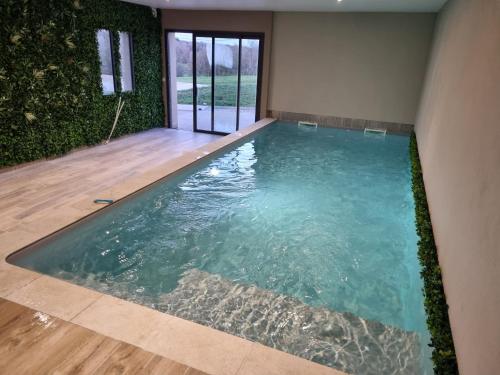 Peldbaseins, Les Rubys , piscine intérieure chauffée en supplément (Les Rubys , piscine interieure chauffee en supplement) in La Chevillotte