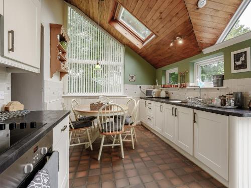 virtuve, Jasmine Cottage - Uk35245 in Tegryn
