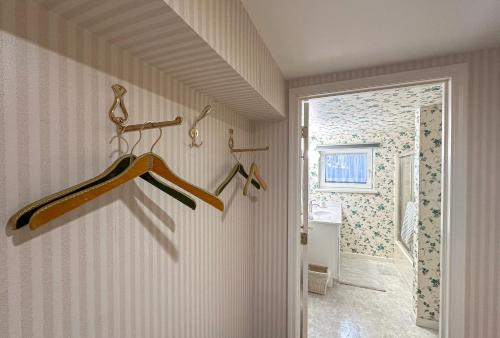 浴室, Star Lane garden apartment with pool in 沃茲沃思