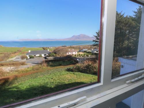 A szálláshely kívülről, Sea View House in Connemara