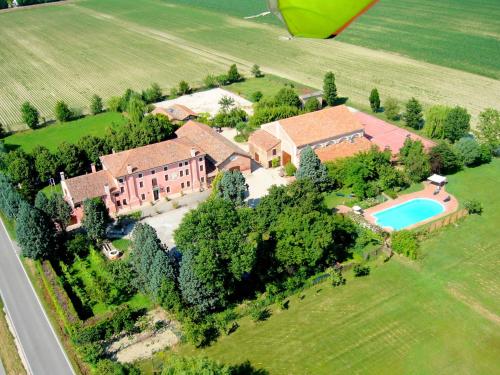  Cozy apartment in a farmhouse in Veneto with shared swimming pool, Pension in Pontecchio Polesine