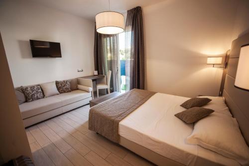 1 queen bed, 1 twin bed