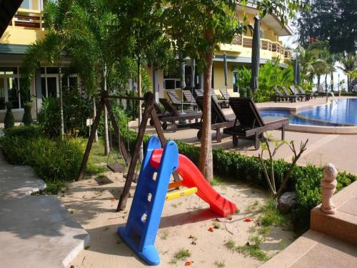 酒神之家酒店 (Bacchus Home Resort) in 攀武里