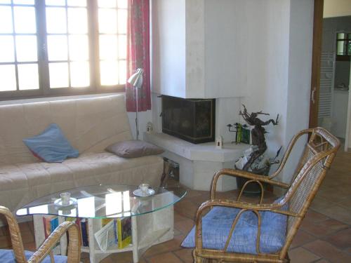 Simplistic Villa in Barjac with Swimming Pool - image 4