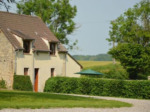 Rural g te surrounded by fruit trees