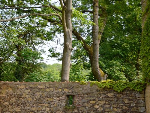 Rural g te surrounded by fruit trees