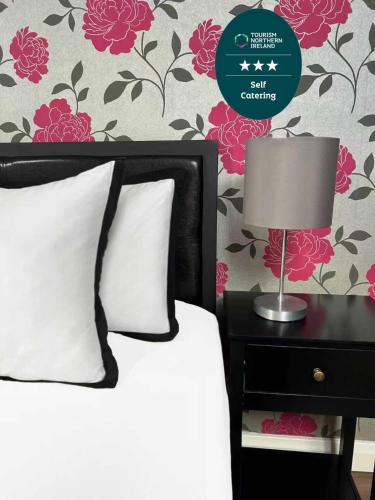 Entire PinkApt - Free parking - Up to 4 guests - 3 beds - Close to city centre – khách sạn tại Ballymacarrett