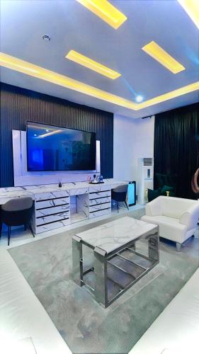 Dephantom Continental Hotel - image 2