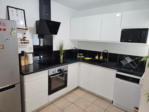 NEW Appart 2 chambres avec piscine proche aeroport in Les Abymes