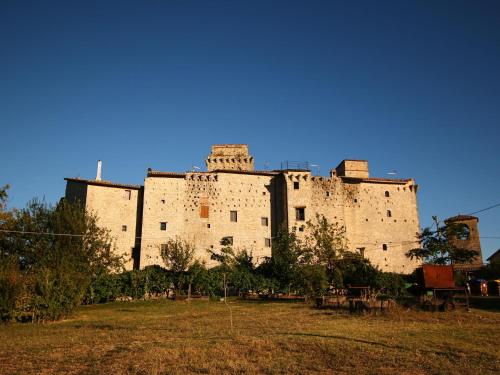 Medieval Castle with Swimming Pool in Forest in Umbria - image 3