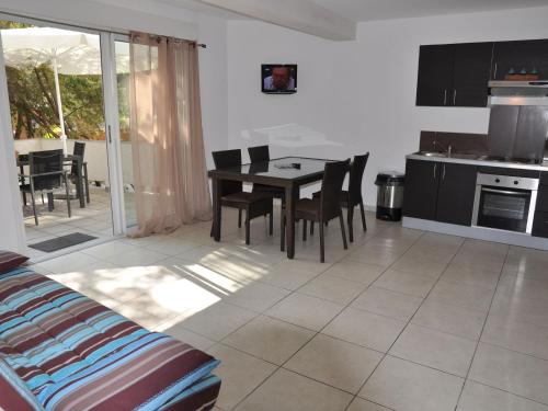 Modern apartment with quality materials and close to the beach