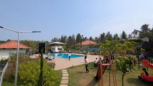 Peldbaseins, Advaya Luxury Resort in Saklešpura