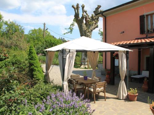 Балкон, Holiday Home in Tuscany with Natural Pond in Мулацо