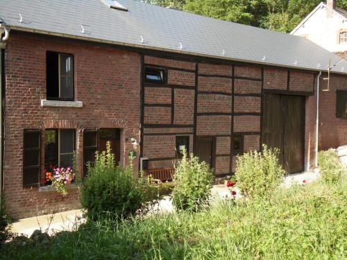  Traditional Holiday home in Beauraing with Private Garden, Unterkunft in Beauraing