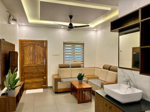 Om Shanti Apartments - image 5