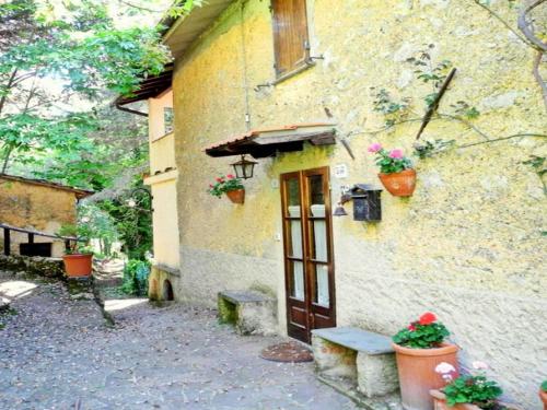  Rustic cottage in Tuscany with garden and parking, Pension in Camaiore