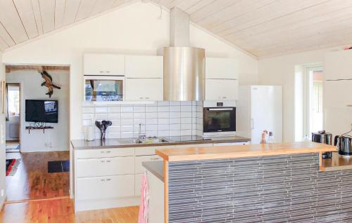 virtuve, 5 Bedroom Lovely Home In Skälleröd (5 Bedroom Lovely Home In Skallerod) in Bullaren