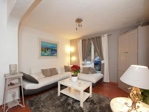 Gorgeous Holiday Home in Bagnols-en-ForÃªt with Private Pool - image 9