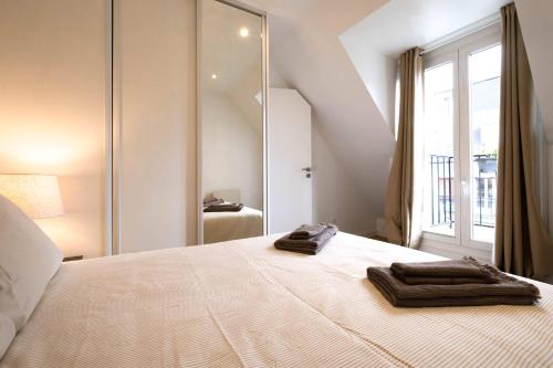Bright 2BR with Balcony Chic Paris - image 6