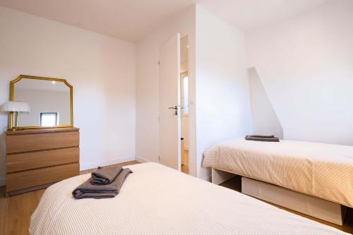 Bright 2BR with Balcony Chic Paris - image 4
