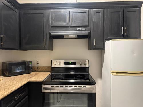 Regency Inn & Suites - Baytown - image 18
