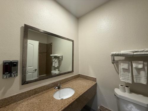 Regency Inn & Suites - Baytown - image 23