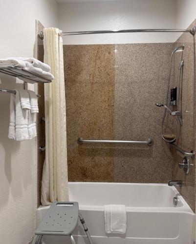 Regency Inn & Suites - Baytown - image 39