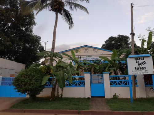 Exterior view of Hotel Le Petit Paradis