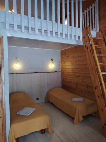 4 twin beds