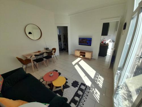 2 rooms lumineux en plein centre