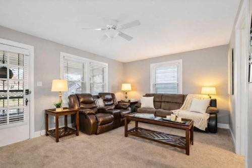 NEW Spacious Louisville Home with Backyard Oasis – khách sạn tại Old Louisville