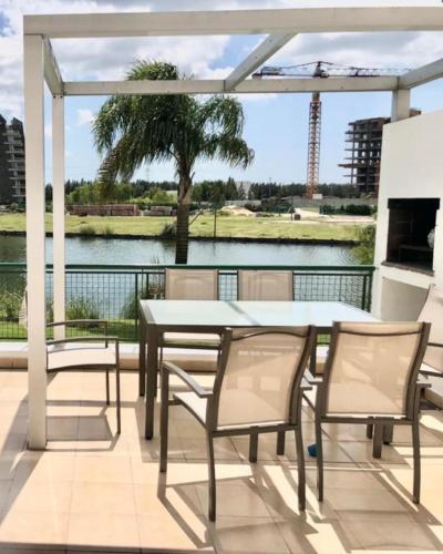 2 Ambientes con Terraza, Parrilla, vista a la Laguna y Cochera