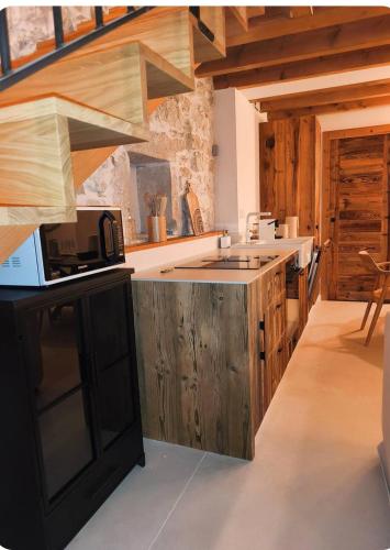 Elvire - Cottage Romantique avec Sauna & bord de plage in Conjux