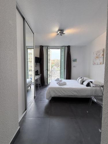Studio central avec balcon- Plage - Tram - Aéroport, Nice
