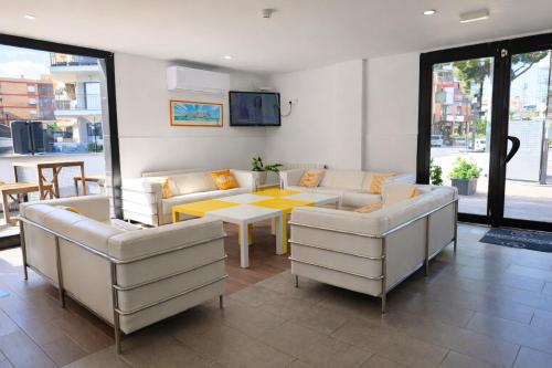 Adia Hotel Cunit Playa - image 2