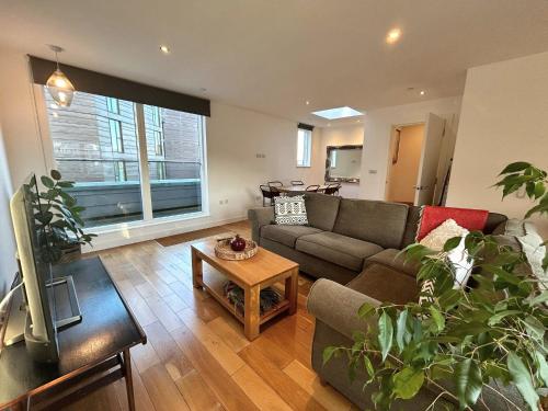 Split Level 3 Bedroom Top Floor Flat, Londra