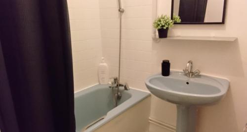 Bathroom, Just for sleep Male dorm shared room daily stay- from 8pm to 10am in Bobigny