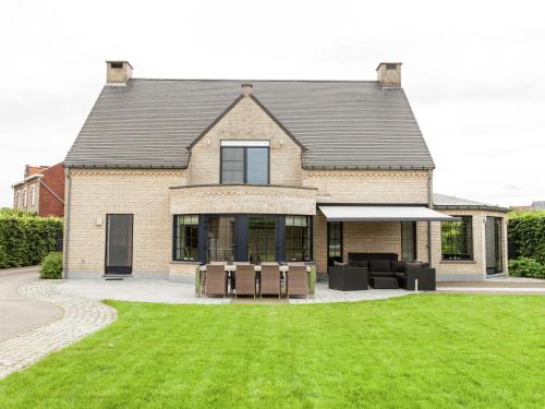 Villa with pool sauna and bubble bath