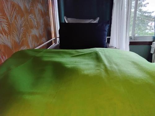 Just for sleep Male dorm shared room daily stay- from 8pm to 10am in Bobigny