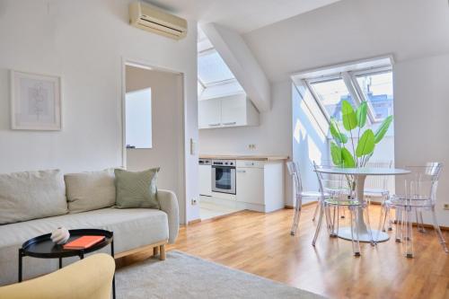 Bright Top-Floor Apartment near Naschmarkt in Wien, Österreich