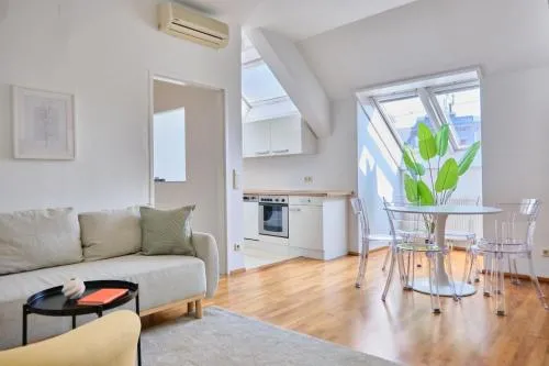 Bright Top-Floor Apartment near Naschmarkt in Wien, Österreich