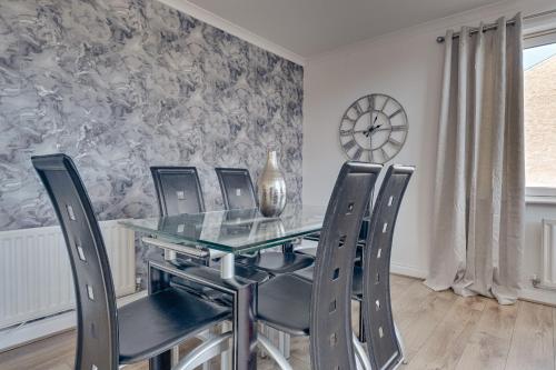 Glasgow City Escape - Spacious 3 Bedroom Apartment - Tap to explore photos