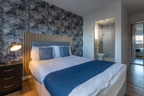 Glasgow City Escape - Spacious 3 Bedroom Apartment - Tap to explore photos