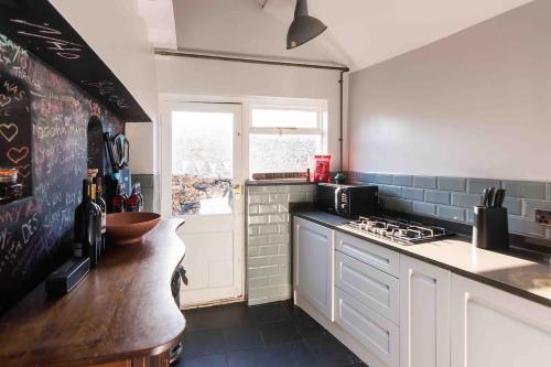 Broadstairs Viking Bay - 17th-Century Flint Cottage - 4 bedrooms - Garden - Historic Home in Heart o – khách sạn tại Bradstowe