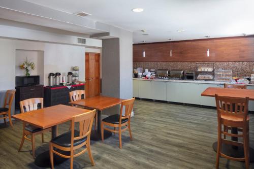 Food and beverages, Ramada by Wyndham Jersey City in Jersey City (NJ)